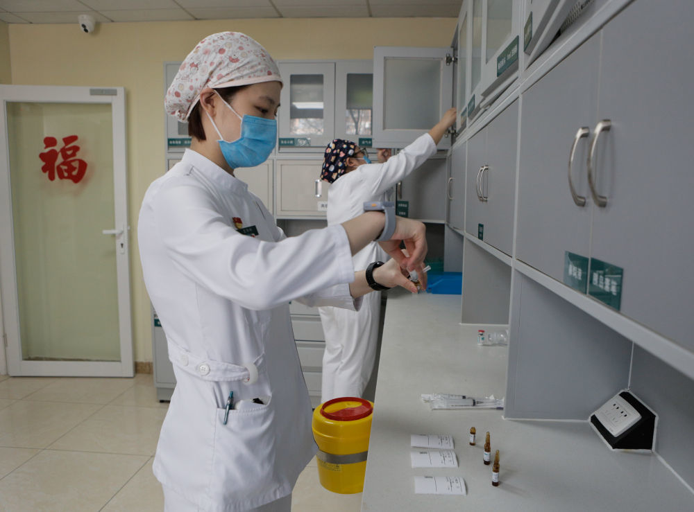 2月12日13时许，护士为患者配液。