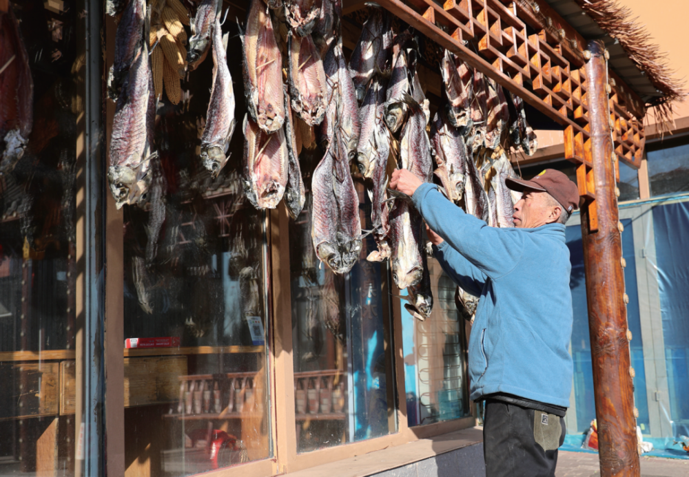 2025年11月22日，查干湖畔一家农家乐的老板在晒鱼干。从整条鲜鱼到分割鱼，从线下到线上，查干湖的“鱼产业”年年攀新高，2023年、2024年销售额均在5000万元以上。