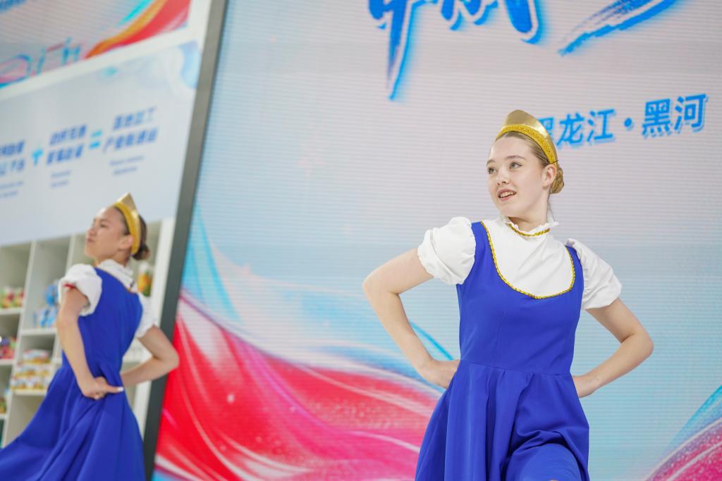5月17日，流量舞蹈团成员在第十届中俄博览会现场进行舞蹈表演。新华社记者 王松 摄