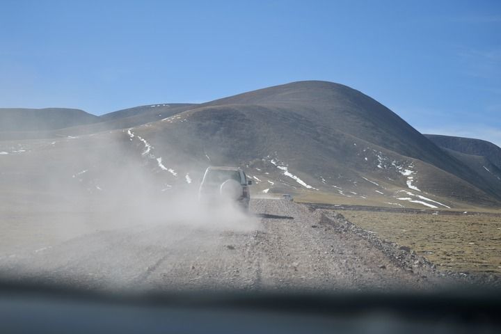 这是从雁石坪镇前往玛曲乡的路上。新华每日电讯记者 周昱龙 摄