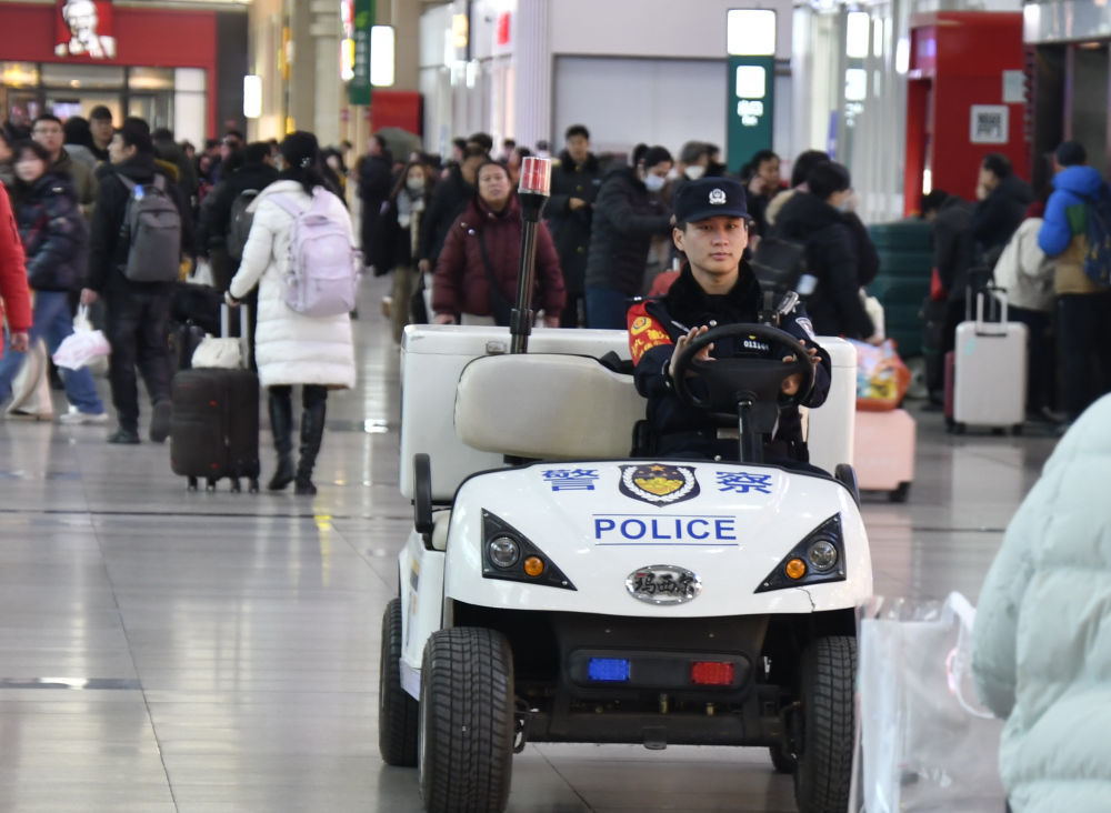 2026年2月1日，铁路民警在北京南站内巡逻。新华社记者 李欣 摄