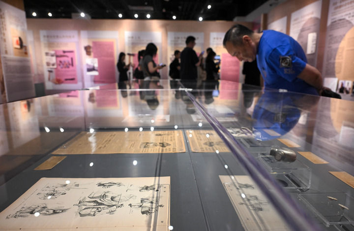 2026年6月27日，观众在中国华侨历史博物馆参观展览。新华社记者 金良快 摄