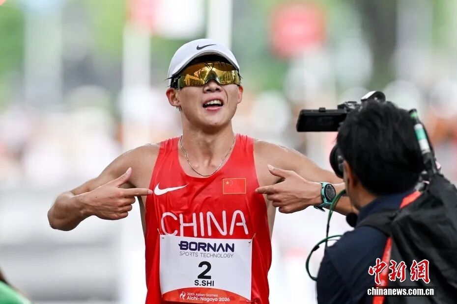 当地时间9月23日,在日本名古屋进行的半程马拉松竞走比赛中,中国小将石升吉夺得男子半程马拉松竞走冠军。图为石升吉冲线后庆祝胜利。中新社记者 赵文宇 摄