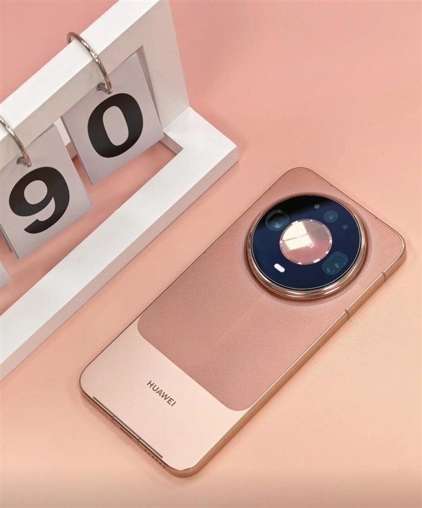 华为Mate 90全家福实拍:星环DECO+拼接设计 外观大胆前卫