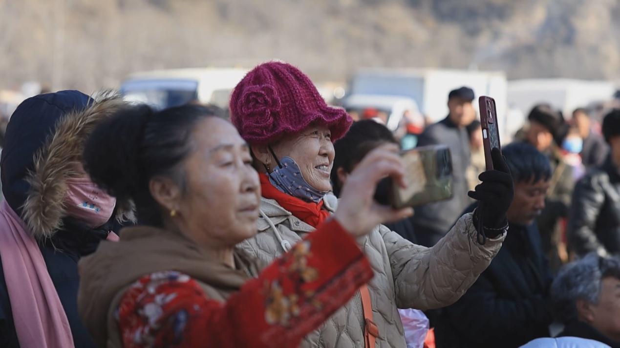 六道河大集举办文艺活动，吸引不少人观看