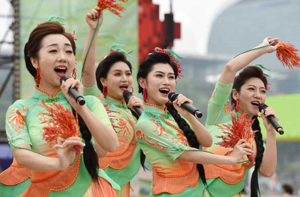 这是演员在2026年“广西三月三&middot;八桂嘉年华”文化旅游品牌活动开幕式上表演节目。