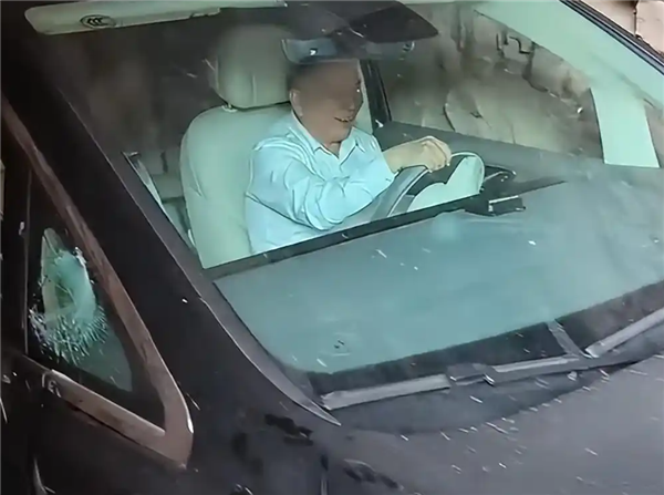 大爷开MPV强闯挂壁公路被刮成裸车！目击者：后视镜刮掉、轮胎也爆了