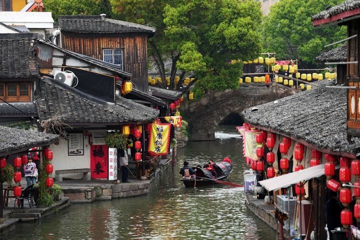 2025年3月29日，游客乘坐乌篷船游览浙江省绍兴市柯桥区安昌古镇。新华社记者 王迎 摄