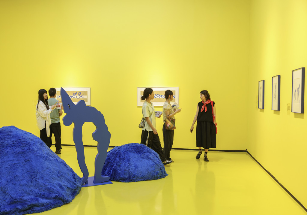 市民正在参展。受访单位供图