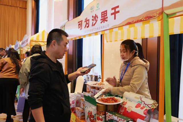 参展企业与参会人员积极互动,扫码选购