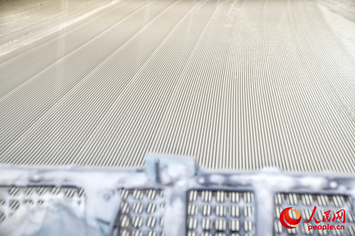 压雪机刻出的“面条雪”。人民网记者李洋摄