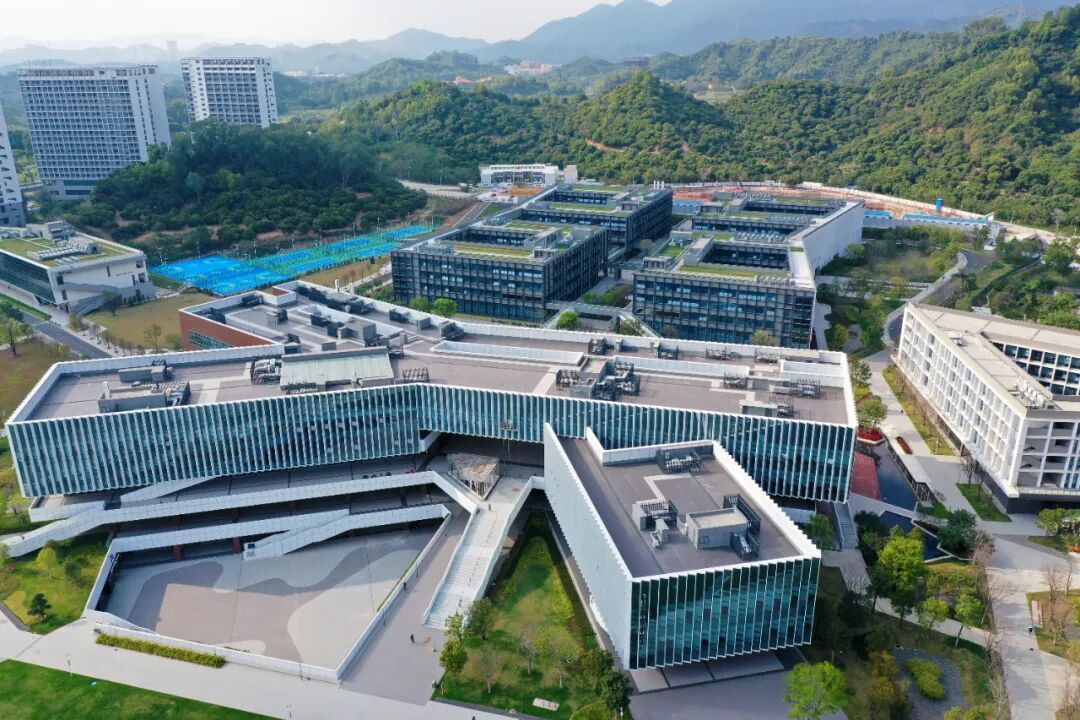 中国城市,正在全球抢大学