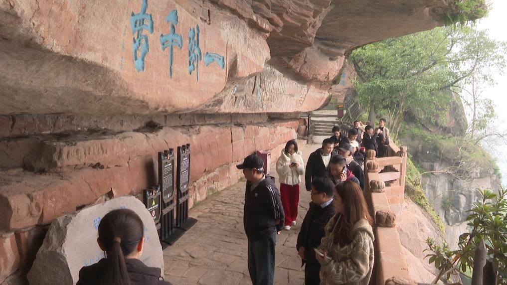 台湾同胞在重庆市合川区的钓鱼城景区参观。新华社发