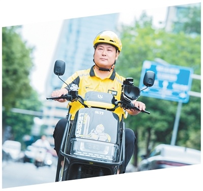 王柯皓在送外卖。　唐照福摄