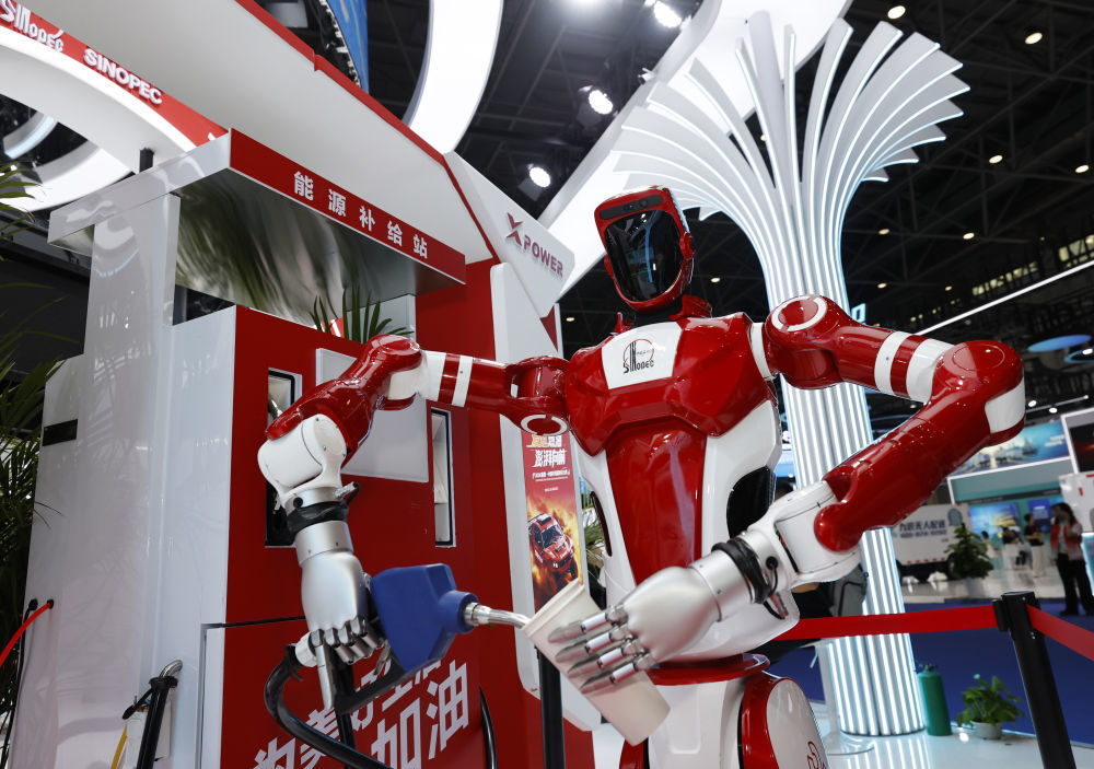 ↑ 4月14日，在第六届消博会科技消费展区，中国石化展台展示机器人加油。新华社记者 高静 摄