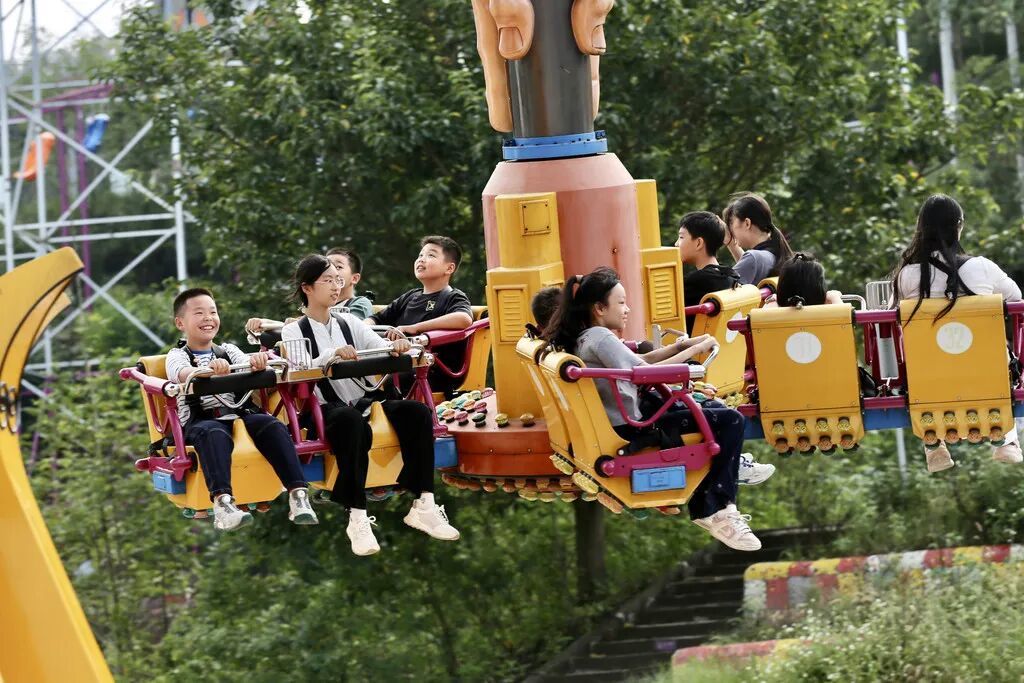 游客在美心红酒小镇玩耍。景区供图