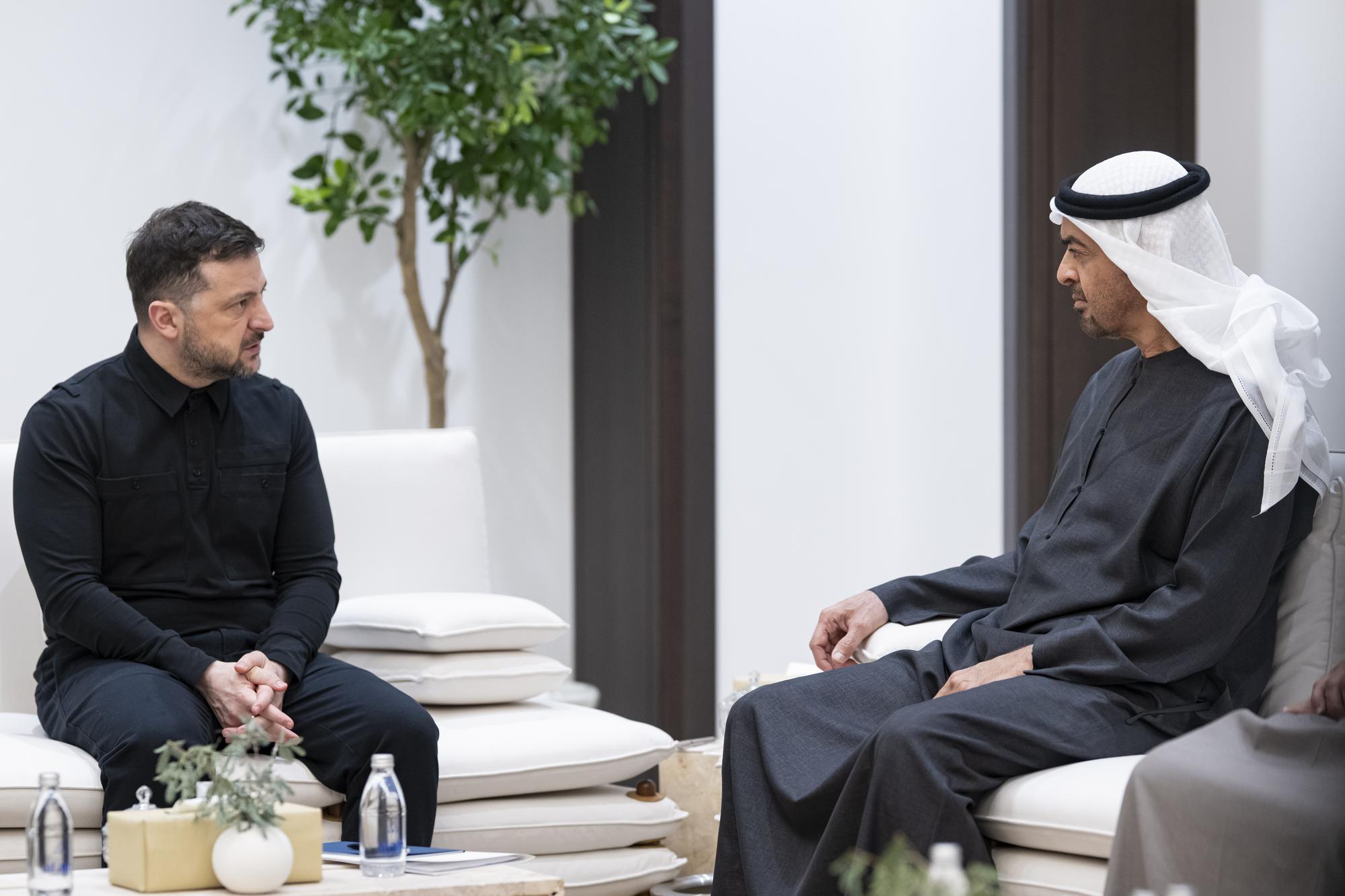 3月28日，阿联酋总统穆罕默德（右）在阿布扎比会见到访的乌克兰总统泽连斯基。