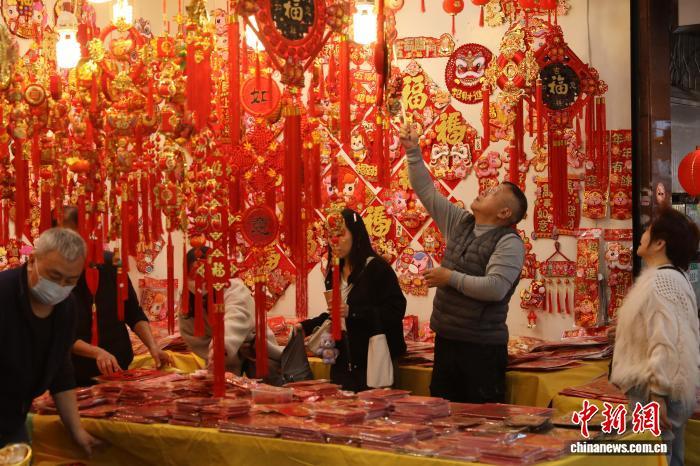 图为1月31日台北年货大街售卖春联和新春装饰的摊位。中新社记者 刘大炜 摄