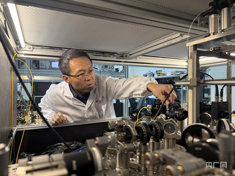 中国科学技术大学教授包小辉正在优化单原子的荧光信号收集（央广网记者 鲍玉婵摄）