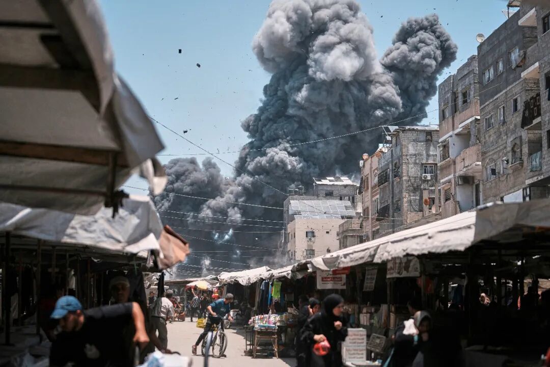 ◆2025年6月1日,以色列空袭加沙城,滚滚浓烟升起。