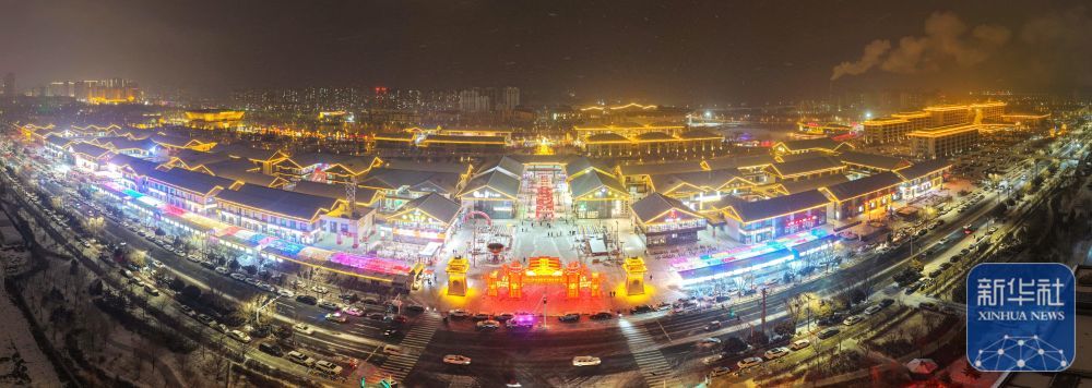 ↑ 1月1日在甘肃省武威市拍摄的正在举行凉州灯会的河西都会景区(无人机照片)。新华社发(姜爱平 摄)