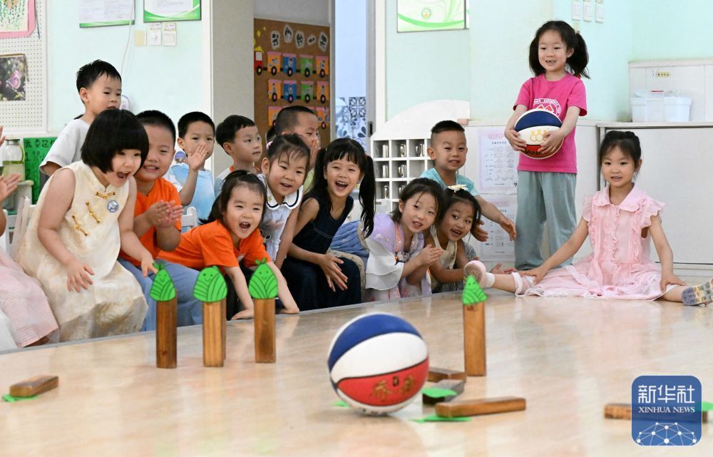 ↑ 6月17日,小朋友在河北省石家庄市桥西区第二幼儿园迎端午主题活动中参加“百发百粽”游戏。新华社发(陈其保摄)