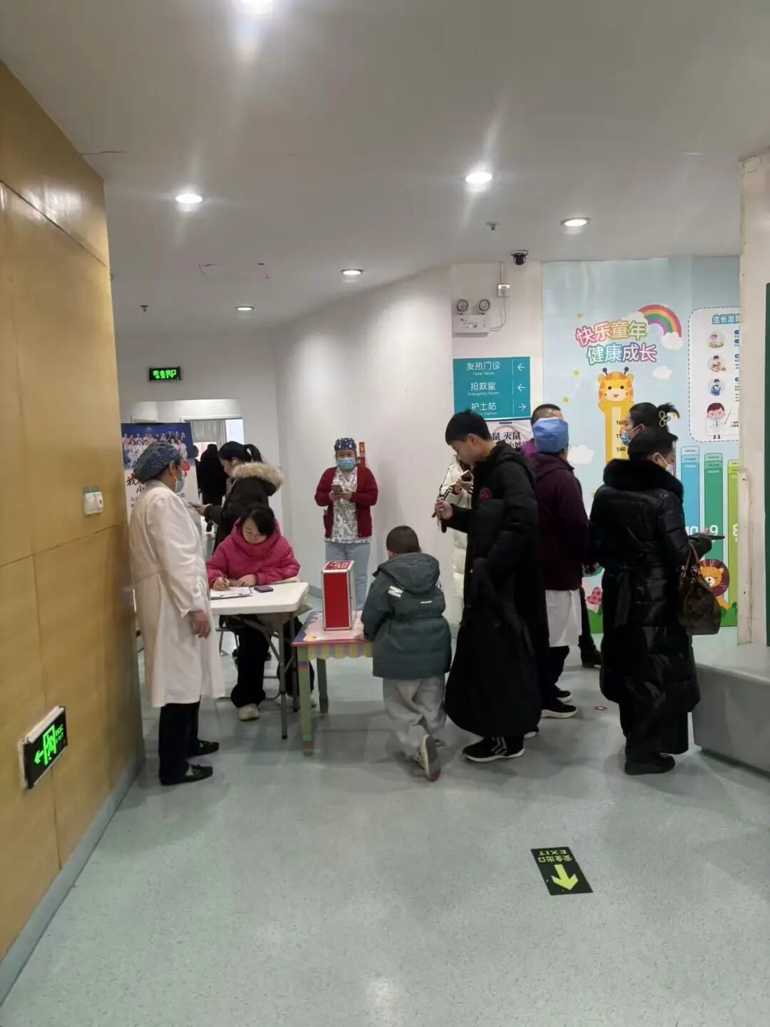 不时有人赶来捐款。