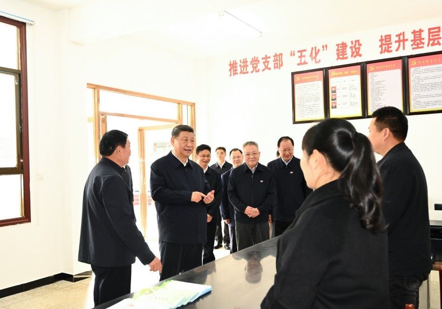 2024年3月19日下午，习近平总书记在湖南省常德市鼎城区谢家铺镇港中坪村党群服务中心了解当地为基层减负、提升基层治理效能等情况。新华社记者 燕雁 摄