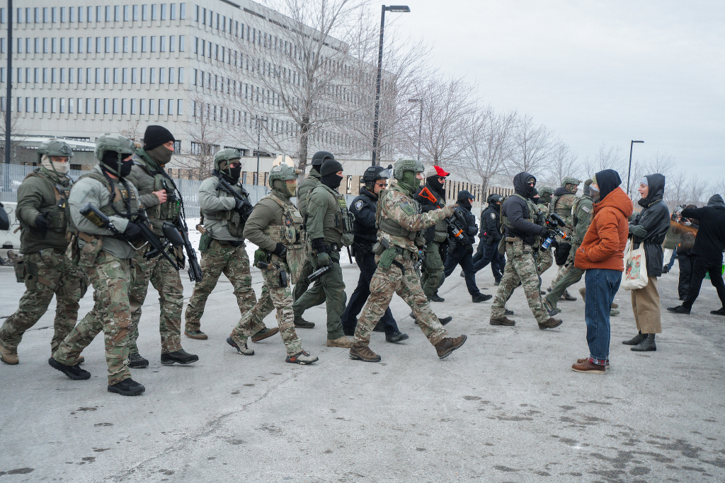 当地时间2026年1月11日,美国明尼苏达州明尼阿波利斯,联邦移民执法人员试图驱散惠普尔联邦大楼外的抗议者。视觉中国 图