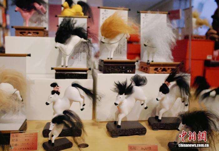 资料图：山东美术馆文创专区展陈不同造型的“马彪彪”。赵晓 摄