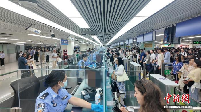 经罗湖口岸出入境的旅客人次不断攀升。罗湖边检站供图