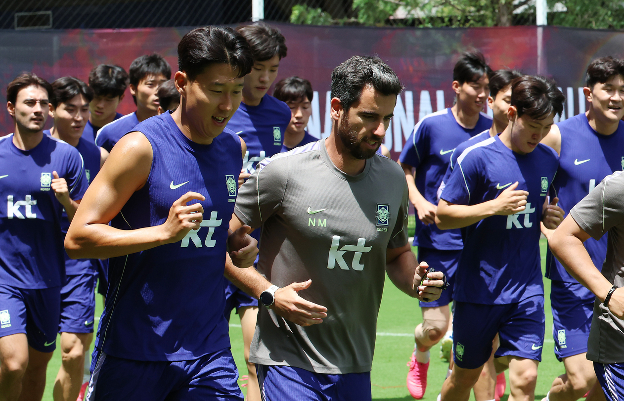 6月7日，墨西哥瓜达拉哈拉，包括孙兴慜在内的韩国足球队队员参加集训活动。图源：韩媒