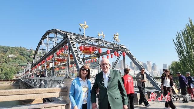 查尔斯·考特曼和妻子在中山桥前合影留念。