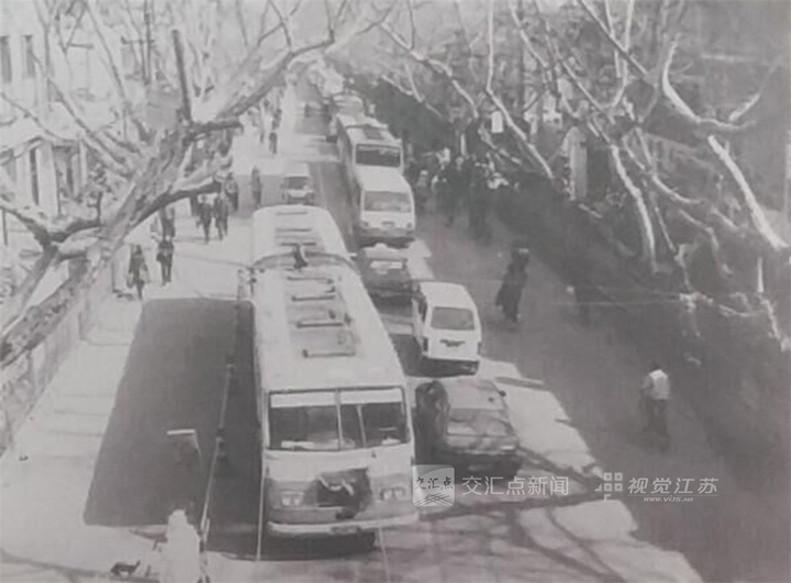 1995年,一辆电车从南京中华路驶过。(资料图)