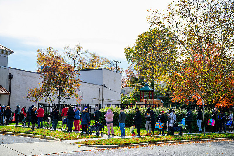 2025年11月，美国民众在食品银行排队等待食物分发