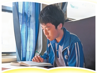 在3号车厢读书的瓦尔学校学生。周泽平摄