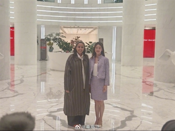 卡塔尔公主到访京东美术馆 章泽天与京东CEO许冉陪同