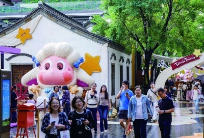 知名潮玩IP星星人农场主题展华东首展落地南京万象天地，打造超1000平方米沉浸式主题空间，特色农场风吸引市民游客打卡留影。