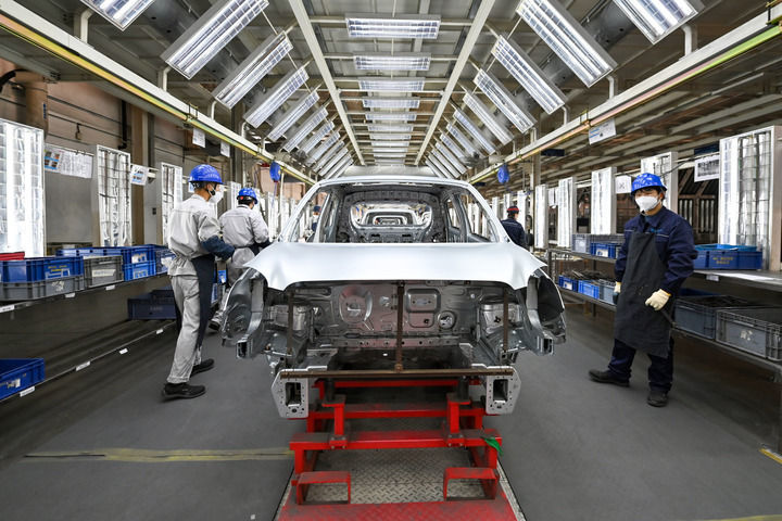 2025年1月3日,在浙江省金华市新能源汽车小镇零跑汽车生产基地,新能源汽车在装配中。新华社发(胡肖飞摄)