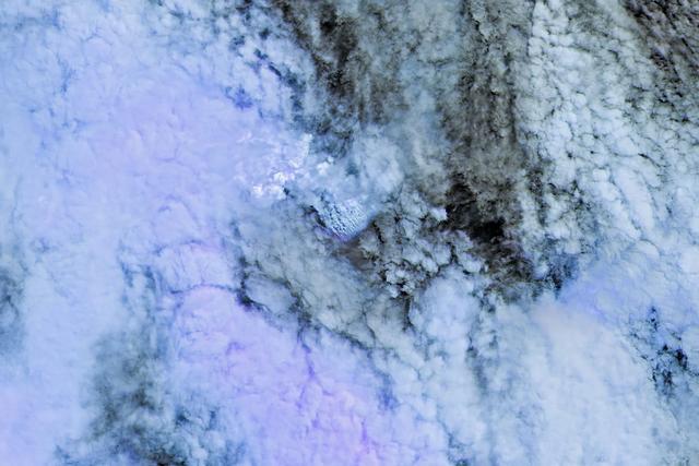 NASA 卫星锁定罕见海底火山喷发 或催生最新小岛