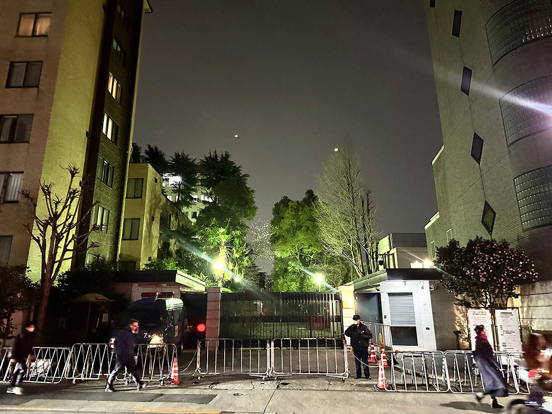 3月24日，日本东京，警察在中国驻日本大使馆前加强安保。 IC Photo