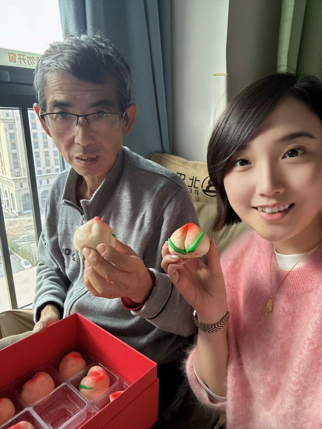 董三白在医院陪伴父亲,当天是她的33岁生日。