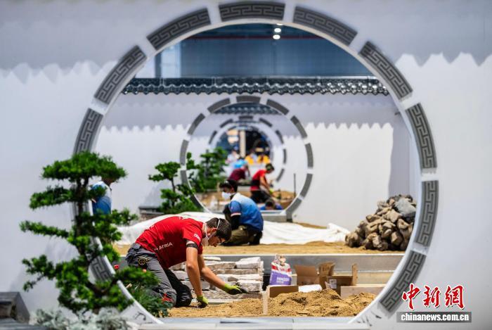 9月24日,在上海举行的第48届世界技能大赛的“园艺”项目中,选手们埋头苦干。 中新社记者 侯宇 摄
