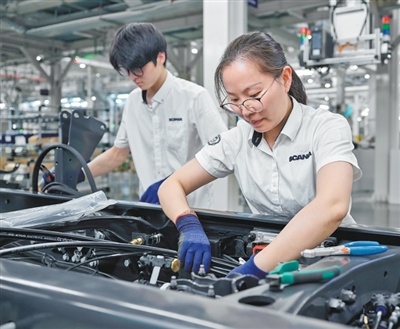 斯堪尼亚江苏如皋工业生产基地内，技术人员正在紧张作业。　