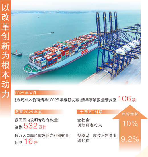 一艘15万吨级国际航行船舶靠泊海南洋浦国际集装箱码头。　　张 茂摄（影像中国）