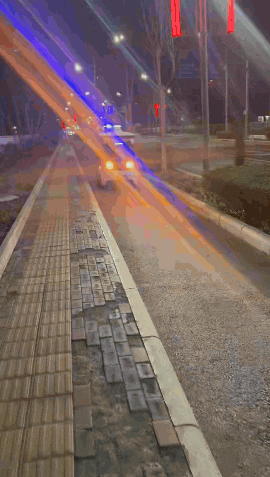 ▲ 亦庄夜晚的无人驾驶巡逻车。图 / 作者供图