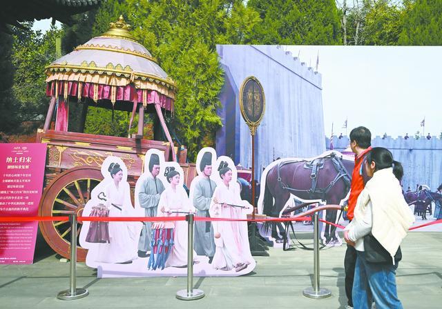 杭州钱王祠“纳土归宋”剧情场景复刻 （视觉中国）