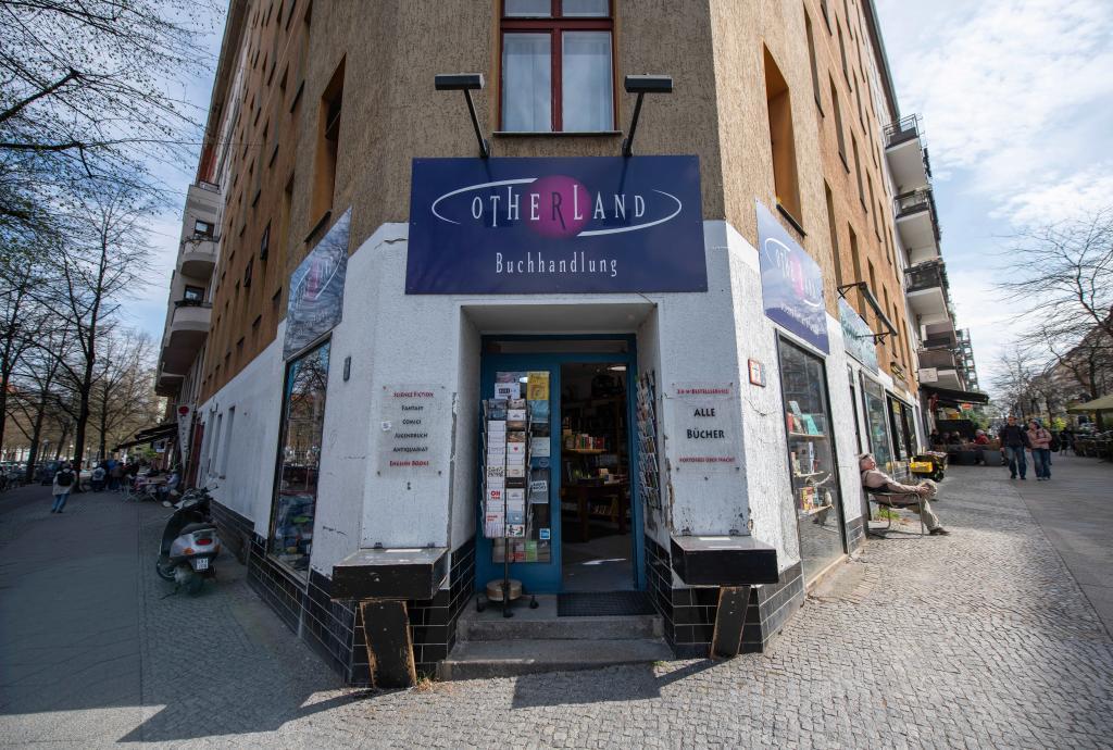 这是4月16日在德国柏林拍摄的异境书店外景。新华社记者张豪夫摄