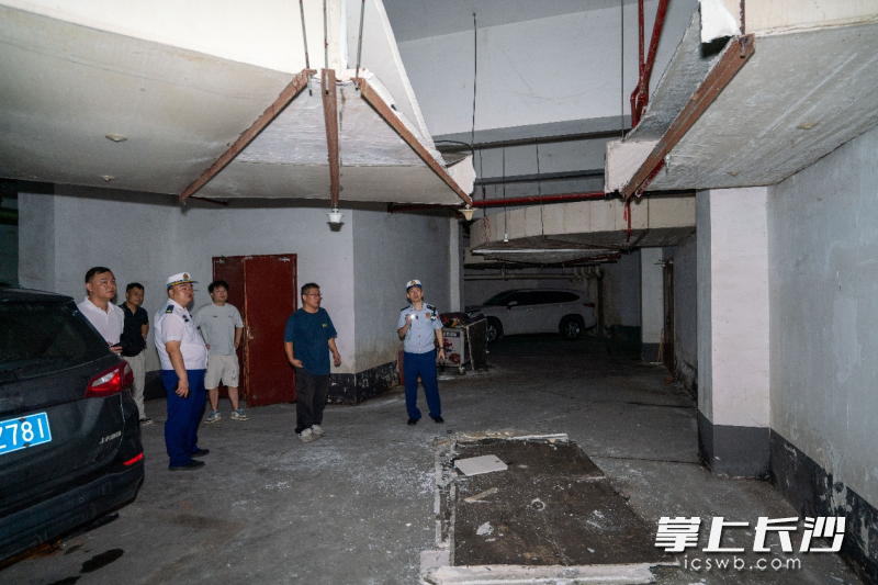 消防行政执法人员在进行检查。 均为长沙晚报通讯员张佳欣摄