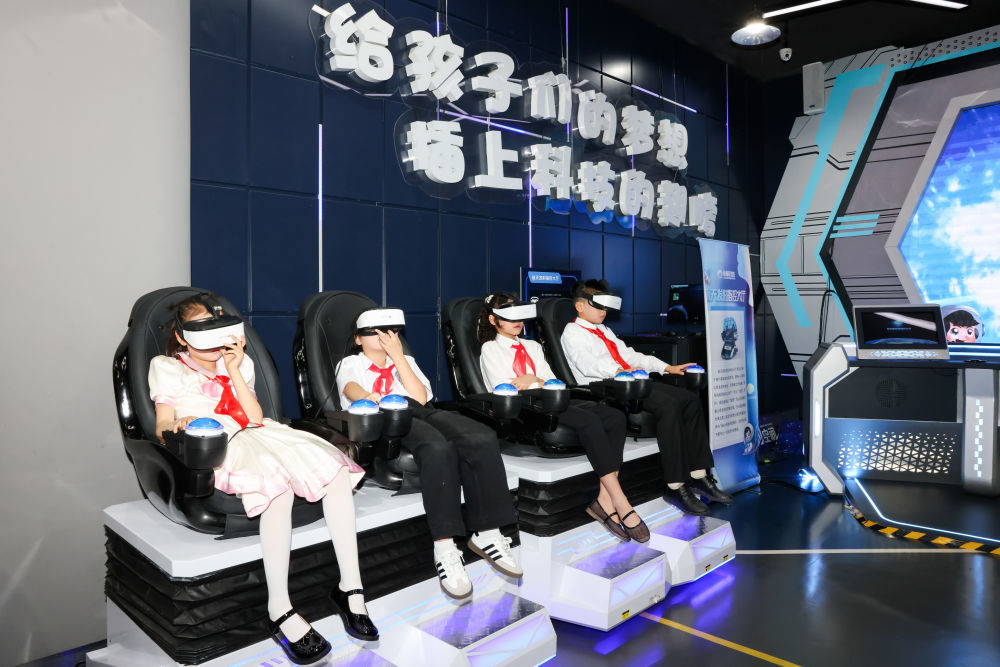 ↑ 4月14日，在中国宋庆龄青少年科技文化交流中心，越南青年“红色研学之旅”之“不忘初心”研学营少先队分团成员进行科技体验。